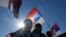 Orang-orang mengibarkan bendera Serbia selama pertemuan "Majelis Seluruh Serbia" di Beograd, Serbia, Sabtu, 8 Juni 2024. (Foto: AP)