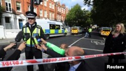 英国交通警察副总警长汉斯托克9月15日在伦敦帕森斯·格林地铁站发生炸弹袭击事件后向媒体发表声明。