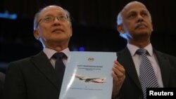 El jefe investigador Kok Soo Chon muestra a la prensa el informe sobre la investigaci[on de la desaparición del vuelo MH370 el lunes, 30 de julio de 2018 en Putrajaya, Malasia.