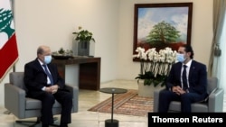 Presiden Lebanon Michel Aoun (kiri) bertemu penjabat Perdana Menteri Saad al-Hariri di Baabda, Maret 2021.