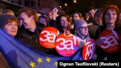 MACEDONIA -- People hold signs reading "Yes for European Macedonia" during a march in support of a referendum on changing the country's name and its NATO and EU membership bids in Prilep, September 26, 2018