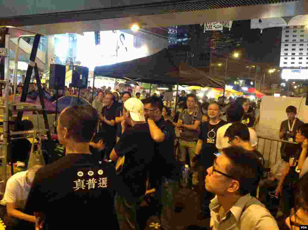 数以千计的学生和市民在金钟雨伞广场声援学联代表 (美国之音图片/海燕拍摄)