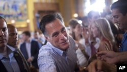 罗姆尼星期六和支持者握手