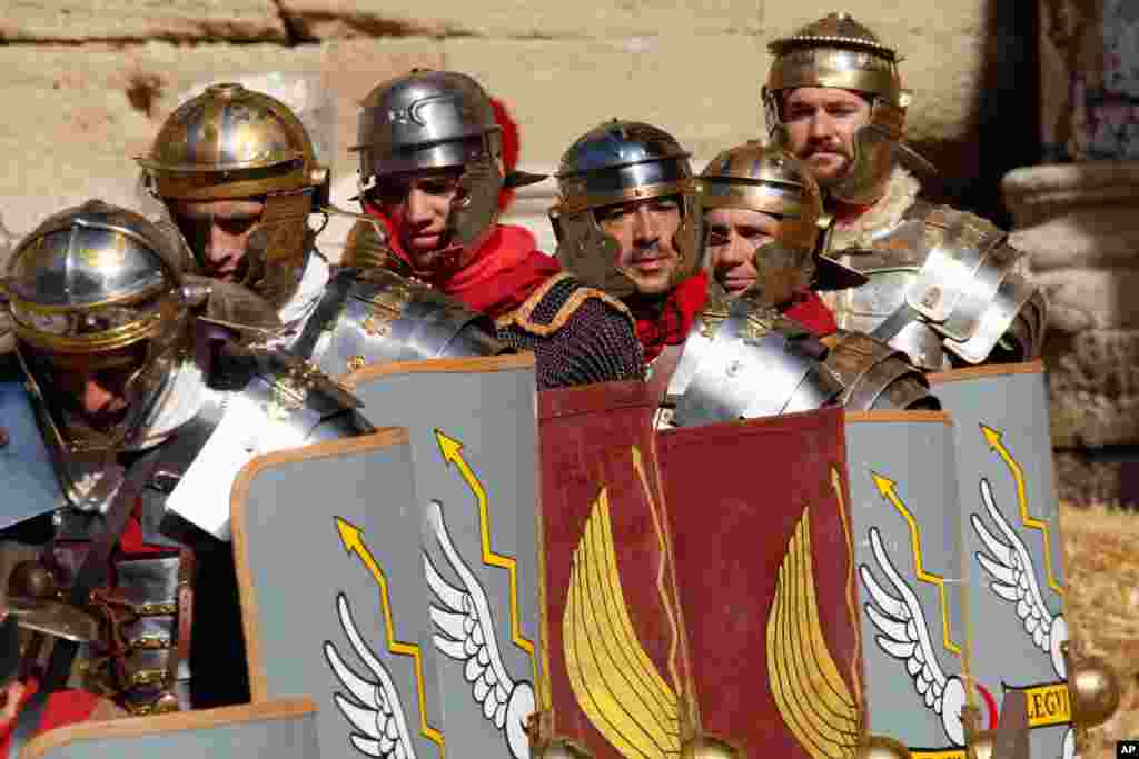 Para aktor berpakaian &#39;Legiun Romawi&#39; selama demonstrasi di teater antik, di kota Orange, Perancis selatan. 
