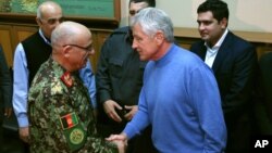 척 헤이글(오른쪽) 미 국방장관이 아프가니스탄을 방문해 셰르 모함마드 카리미 아프간 정부군 장군과 악수를 나누고 있다.