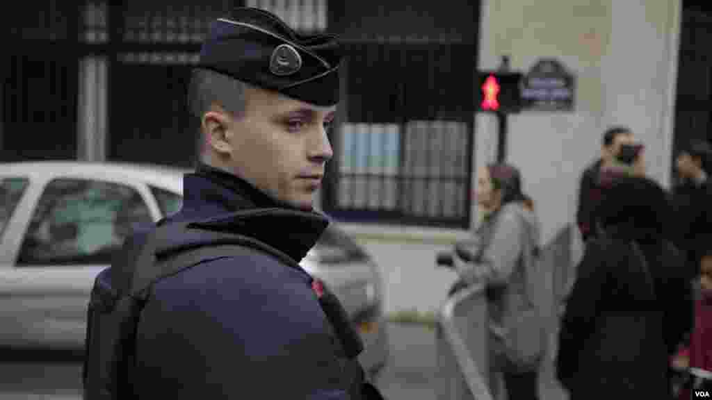 پلیس محوطه اطراف سالن باتاکلان را زیر نظر دارد