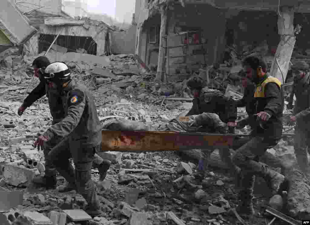 សមាជិក​កងកម្លាំង​ការពារ​ជាតិ​ស៊ីរី​ជម្លៀស​ជនស៊ីវិល​ម្នាក់​ដែលរងរបួស​ក្នុង​តំបន់​មួយ​ដោយសារ​ការ​វាយ​ប្រហារតាម​អាកាស​របស់​​រដ្ឋាភិបាល​ក្នុង​ទីក្រុងSaqba ​ដែល​ត្រូវ​បាន​កាន់កាប់​ដោយ​ក្រុម​ឧទ្ទាម​ជាយ​រដ្ឋ​ធានី​ Damas។