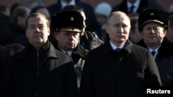 Le président russe Vladimir Poutine et le Premier ministre Dmitri Medvedev, près du mur du Kremlin, à Moscou, en Russie, le 23 février 2018.