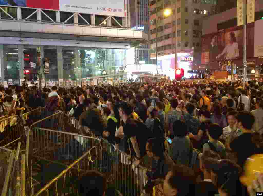香港警民在旺角对峙 (美国之音海彦 拍摄)