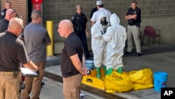 Pripadnici civilnog tima Nacionalne garde istražuju sumnjive pakete dostavljene izbornim zvaničnicima u Missouriju. (Foto: AP/Summer Ballentine)