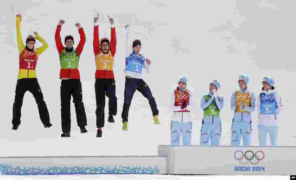 20일 노르딕복합 라지힐 경기에서 메달을 획득한 독일 대표 선수들(왼쪽)이 시상대에서 환호하고 있다.