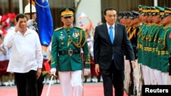 지난 11월 필리핀을 방문한 리커창 중국 총리(오른쪽)와 로드리고 두테르테 필리핀 대통령이 마닐라 대통령궁에서 의장대를 사열하고 있다.