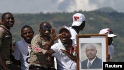 Des partisans du président Pierre Nkurunziza à Bujumbura, le 15 mai 2015. 