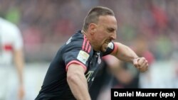 
Franck Ribéry célèbre son premier but lors du match de Bundesliga entre le VfB Stuttgart et le Bayern Munich à Stuttgart, Allemagne, le 9 avril 2016. 