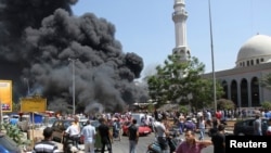 Asap hitam mengepul di luar Masjid al-Taqwa, salah satu masjid yang menjadi target serangan bom di Tripoli, Lebanon (23/8).