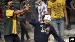 Para pengunjuk rasa melempar bom ke salah satu satelit milik kantor afiliasi Al-Jazeera di Kairo (foto: dok). Pengadilan Mesir memerintahkan empat saluran televisi untuk menghentikan siaran mereka, termasuk Al-Jazeera dan jaringan milik Ikhwanul Muslimin.