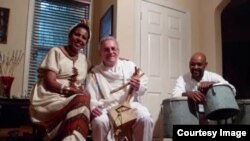 አሜሪካዊው ባለ መሲንቆ ቻርልስ ሳተን
እና ማርታ ቀጸላ .. ከሙዚቀኛው ሚኪያስ አበባየሁ ጋር