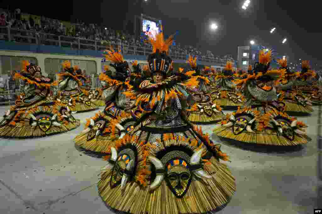 Penari dari sekolah samba &nbsp;X-9 tampil pada malam pertama parade Karnaval di Sao Paulo, Brasil.
