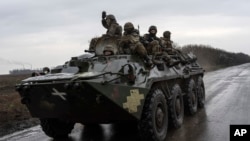 乌克兰士兵乘坐军车驶往乌东顿涅茨克地区的乌格列达尔的作战前线。（2023年4月9日）