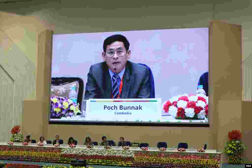 លោក ប៉ូច​ ប៊ុនណាក់​ រដ្ឋលេខាធិការ​ក្រសួង​ផែនការកម្ពុជា កំពុង​ថ្លែង​​ក្នុង​កិច្ច​ពិភាក្សា​មួយ​ស្តីពី &laquo;ការ​រួម​សហការគ្នា​ ពីការ​ដែល​គ្រាន់តែនិយាយឲ្យ​ក្លាយទៅជាការពិត&raquo; នូវការ​សម្រេច​ឲ្យ​បាន​គោលការណ៍​​អភិវឌ្ឍន៍​ប្រកប​ដោយ​និរន្តរភាពនៅ​ឆ្នាំ​២០៣០ ​​​ក្នុង​​វេទិកា​ស្តីអំពី​សុខភាពមាតា ទារក និងកុមារ ដែល​ប្រព្រឹត្ត​ទៅ​ក្នុង​ទីក្រុង​ញូវ​ដេលី ប្រទេស​ឥណ្ឌា នា​ថ្ងៃ​ទី​១២ ខែ​វិច្ឆិកា ឆ្នាំ២០១៨។&nbsp;(កាន់⁠&nbsp;វិច្ឆិកា/VOA)