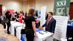 지난 3월 말 펜실베니아 피츠버그 시에서 열린 취업 박람회에서 구직자들이 상담을 하고 있다. (자료사진)