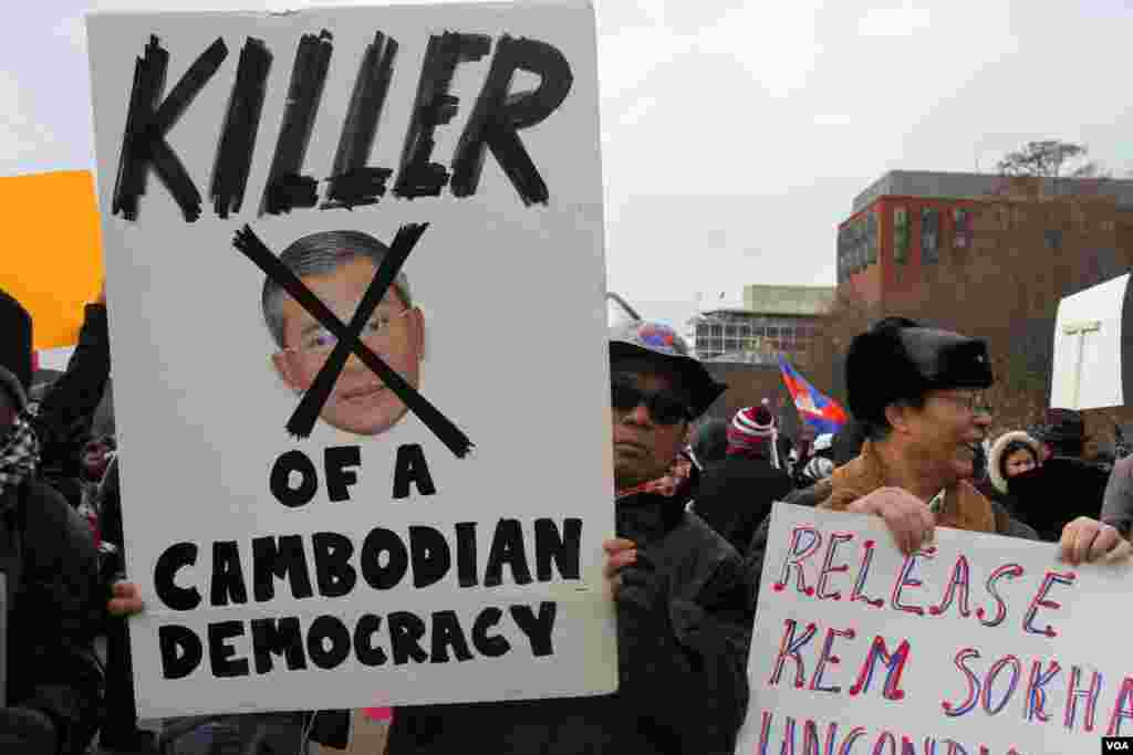 បាតុករ​ចូលរួម​ធ្វើ​មហាបាតុកម្ម​នៅ​ពី​មុខ​សេតវិមាន ក្នុង​រដ្ឋធានី​វ៉ាស៊ីនតោន កាល​ពី​ថ្ងៃ​អាទិត្យ ទី១០ ខែ​ធ្នូ ឆ្នាំ​២០១៧។ (ណឹម សុភ័ក្រ្តបញ្ញា/VOA)។