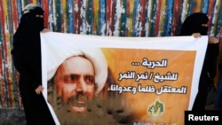 사우디 내 시아파 교도들이 알님르의 얼굴이 담긴 대형 포스터를 들고 사형 반대 집회를 벌이고 있다.(자료사진)