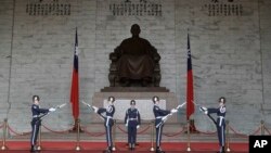 资料照：台湾国军仪队礼兵在台北的国立中正纪念堂前进行换岗仪式。（2019年4月4日）