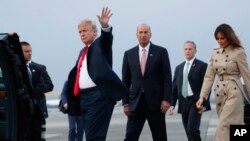 美国新任驻欧盟大使桑德兰（中）与美国总统特朗普以及第一夫人梅拉尼亚在布鲁塞尔的梅尔斯布鲁克空军基地(2018年7月10日)