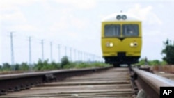 ក្នុង​​រូប​ថត​នេះ​ ជា​​រថភ្លើង​​ដែល​​គ្រប់​គ្រង​ដោយ​ក្រុមហ៊ុន Toll Royal Cambodia កំពុង​រត់​នៅ​ភាគ​ខាង​ត្បូង​ក្រុង​ភ្នំពេញ។