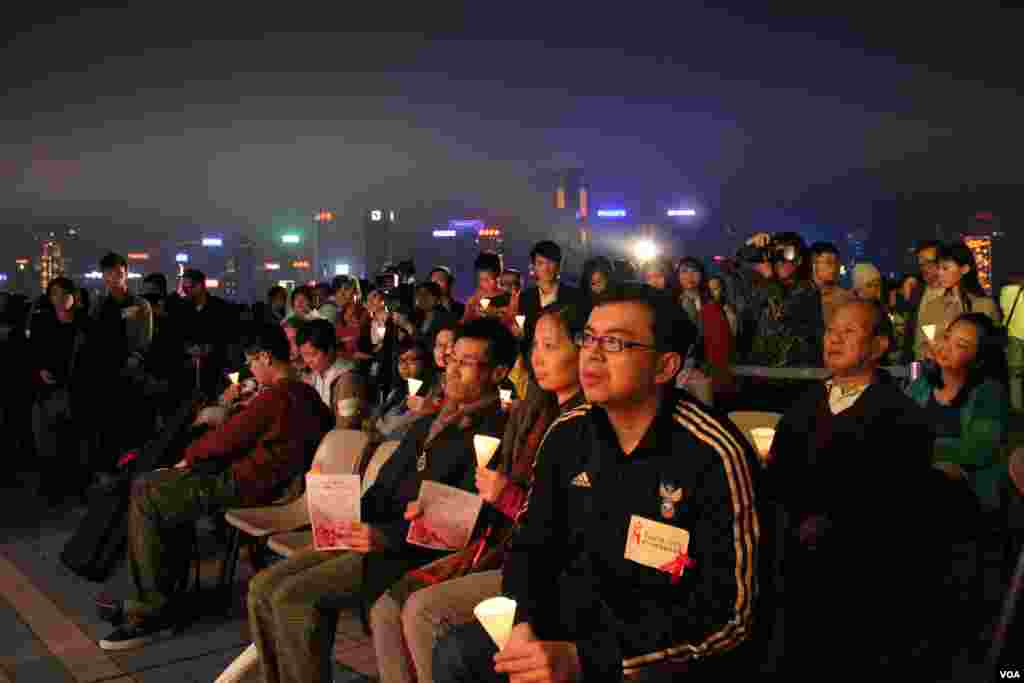 青少年艾滋教育协会在九龍尖沙嘴星光大道舉辦音樂會(美国之音谭嘉琪拍摄)