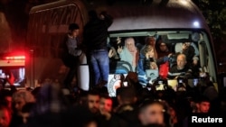 اتوبوس حامل گروهی از زندانیان فلسطینی آزادشده از سوی اسرائیل، در شهر رام‌الله، کرانه باختری - ۳۰ دی ۱۴۰۳