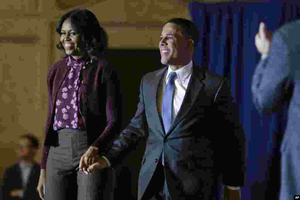 ABŞ-ın birinci xanımı Mişel Obama və Merelend ştatının qubernatoru, demokrat Entoni Braun Baltimordakı seçki məntəqəsində &nbsp; &nbsp; &nbsp; 