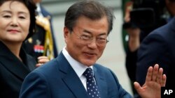 문재인 한국 대통령이 김정숙 여사와 함께 21일 러시아 모스크바 알렉산드로프 공원을 찾아 무명용사의 묘 헌화식에 참석하고 있다. 