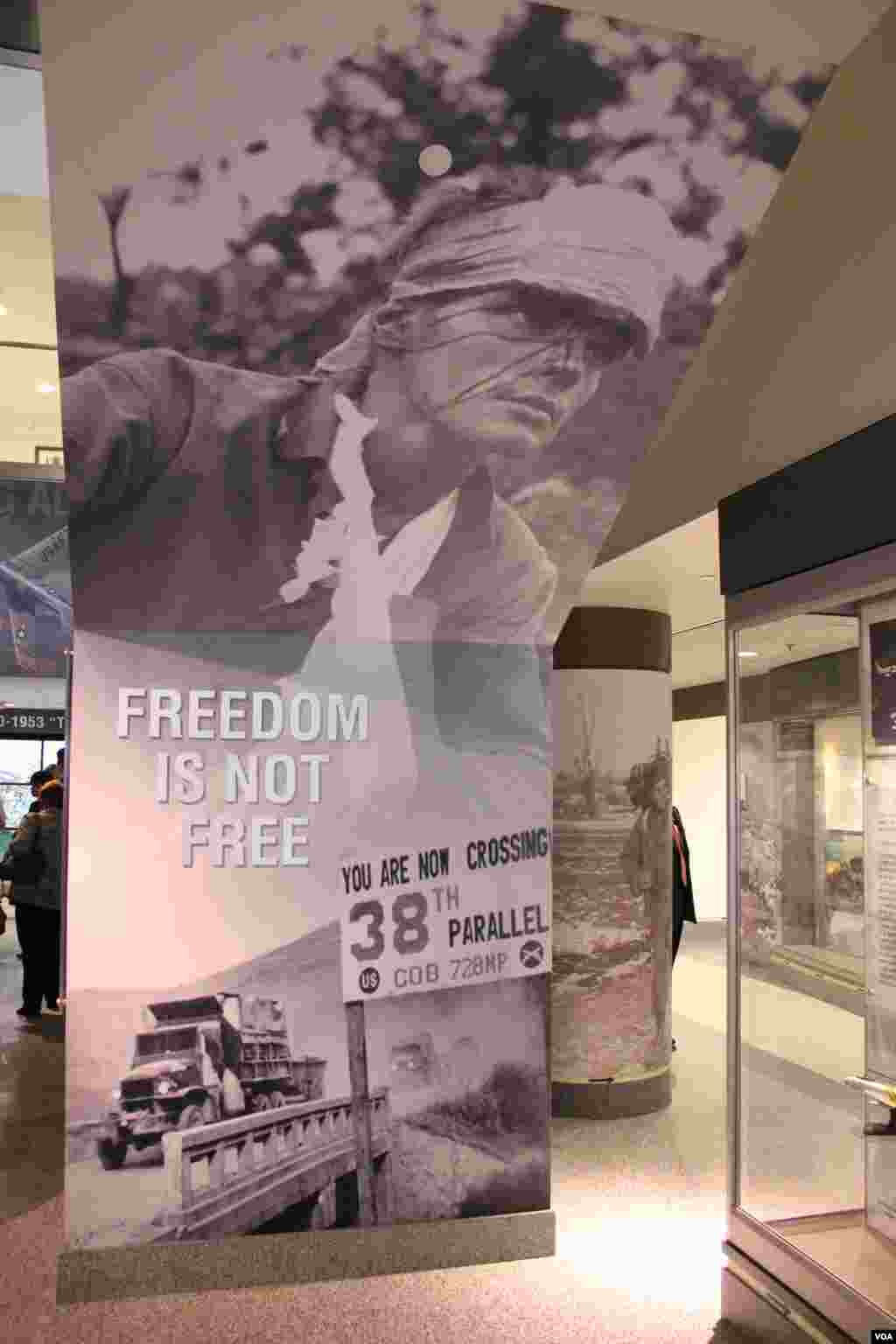 미 국방부 청사에 개관한 한국전쟁 기념 전시관에 부상당한 한국전 참전용사들의 사진과 함께 ‘자유에는 대가가 따른다(FREEDOM IS NOT FREE)’는 문구가 전시되어 있다.