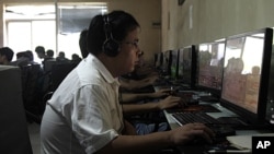 Warga Tiongkok berdiskusi dan bertukar pendapat mengenai demokrasi lewat Internet. (Foto: Dok)