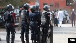 Des policiers sénégalais montent la garde devant les locaux du pool judiciaire financier (PJF) à Dakar, où Mouhamadou Ngom, dit Farba, député de l'opposition se trouvait le 27 février 2025. AFP / Seyllou