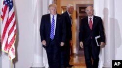 지난해 11월 도널드 트럼프 당시 대통령 당선인이 뉴저지주 베드민스터 트럼프 내셔널 골프클럽에서 앤드루 퍼즈더 CKE 최고경영자(CEO)와 면담한 뒤 자리를 나서고 있다. 
