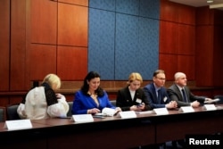 乌克兰国会代表团在乌克兰驻美大使馆举行记者会，议员安娜丝塔西娅∙拉蒂纳（中）在记者会上讲话。（2022年3月30日）