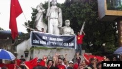 反对中国的抗议者7月1日聚集在河内一座战争烈士像前。