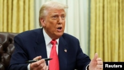 Президент США Дональд Трамп в Овальном кабинете Белого дома во время подписания указов. 6 марта 2025 г. REUTERS/Evelyn Hockstein