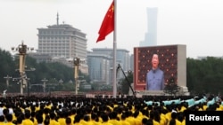 2021年7月1日天安门广场大屏幕上显示的中国国家主席习近平 （路透社）