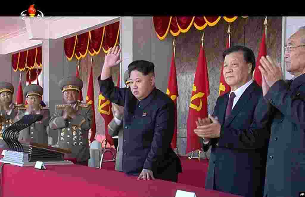 2015年10月10日朝鲜领导人金正恩同中共政治局常委同刘云山(右二)一道观看朝鲜&quot;劳动党&quot;建党70周年阅兵式。在2017年，在中朝关系渐行渐远，冷淡紧张的情况下，朝鲜阅兵没有中国高官参加。而在过去的朝鲜阅兵或者其他典礼中，中国高官时有出席。