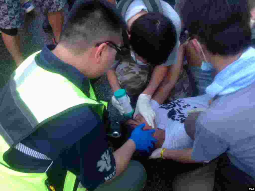 港人声援占中抗拒警方封锁中环金钟多处瘫痪（美国之音海彦拍摄） 