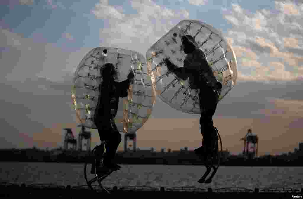 Ryoichi Ando (kanan), 27, penemu &quot;Bubble Jumper&quot; berlomba dengan lawannya saat mendemonstrasikan olahraga &#39;Lompat Gelembung&#39; di Tokyo, Jepang.