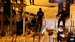 이스라엘 경찰이 25일 알아크사 사원에 설치햇던 금속탐지기를 철거하고 있다.