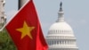 Cờ Việt Nam treo trên đường phố thủ thô Mỹ Washington, DC. Các cuộc điều tra về cáo buộc gian lận thương mại đối với Việt Nam được khởi xướng dưới thời Tổng thống Trump đang tiếp tục được thực hiện dưới chính quyền Biden.
