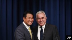 资料图片：韩国总统国安事务副助理金泰孝(左)和美国国家安全委员会印度太平洋事务协调员库尔特·坎贝尔于2023年7月18日星期二在韩国首尔的总统办公室举行的新闻发布会上合影。（美联社）