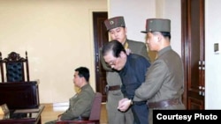 张成泽受审时照片(朝鲜劳动新闻)