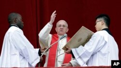 25일 로마 카톨릭 교회의 프란치스코 교황이 성탄 미사를 집전하고 있다.